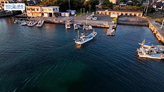 【漁港】福岡県 芥屋漁港に帰港する船 空撮