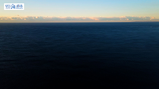 【漁港】千葉県 勝浦漁港の上空から撮影した朝の海