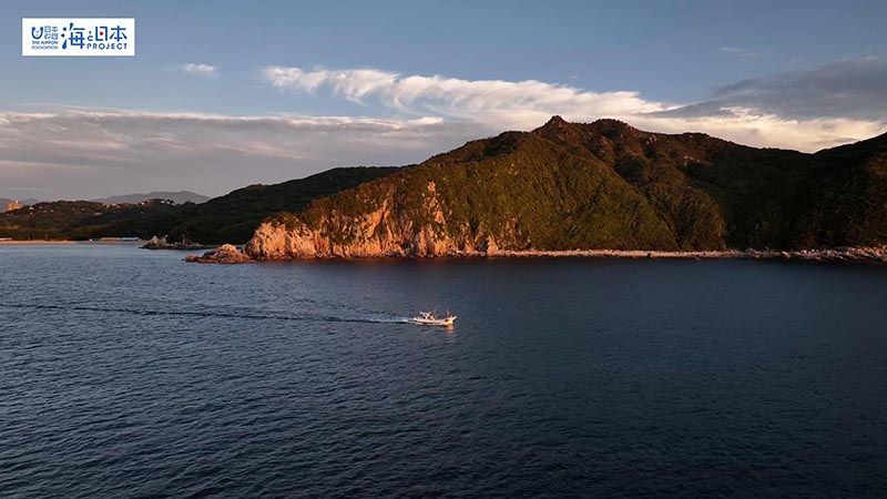 【その他】海と夕景と漁船 空撮３